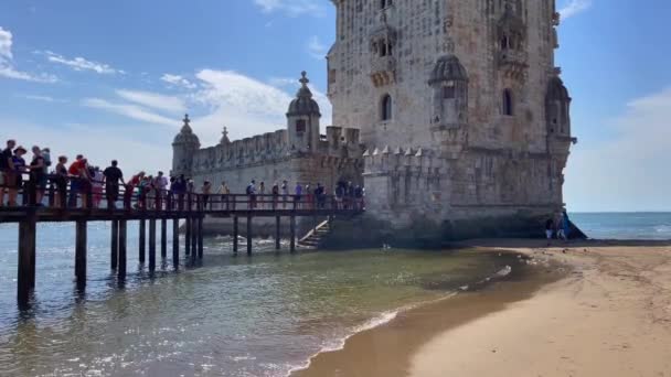 Lizbon Daki Belem Kulesinin Yakınlarında Yürüyen Turistler — Stok video