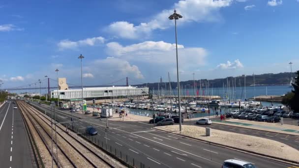 Lizbon Bom Sucesso Limanı Yakınlarındaki Yolda Giden Arabalar — Stok video