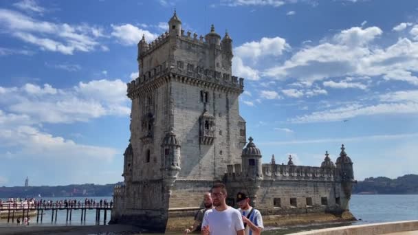 Lizbon Daki Belem Kulesinin Yakınlarında Yürüyen Turistler — Stok video