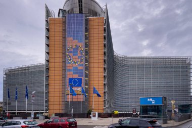 Avrupa Komisyonu 'nun Bruxelles' deki karargahının yakınındaki araçlar