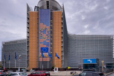 Avrupa Komisyonu 'nun Bruxelles' deki karargahının yakınındaki araçlar