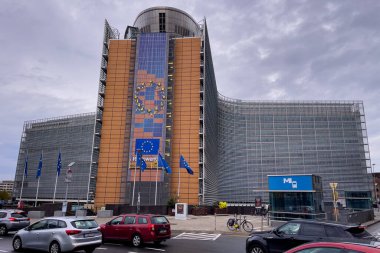 Avrupa Komisyonu 'nun Bruxelles' deki karargahının yakınındaki araçlar