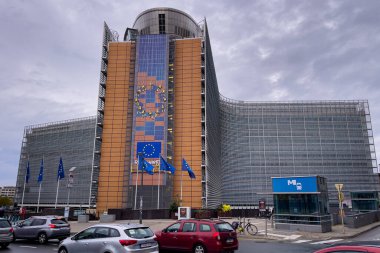 Avrupa Komisyonu 'nun Bruxelles' deki karargahının yakınındaki araçlar