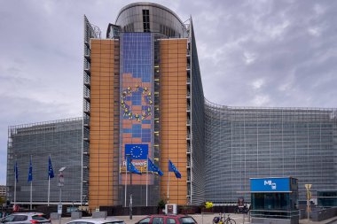 Avrupa Komisyonu 'nun Bruxelles' deki karargahının yakınındaki araçlar