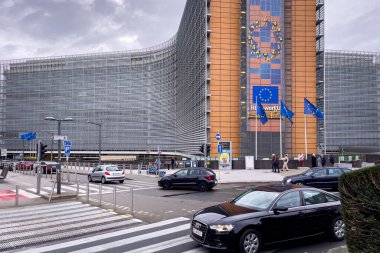 Avrupa Komisyonu 'nun Bruxelles' deki karargahının yakınındaki araçlar
