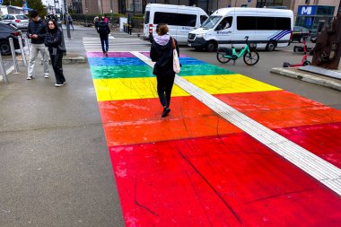 Gökkuşağından geçen yayalar, Bruxelles 'den geçen zebra işaretleri.