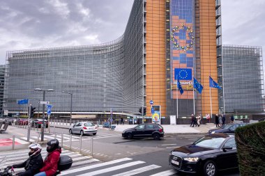 Avrupa Komisyonu 'nun Bruxelles' deki karargahının yakınındaki araçlar