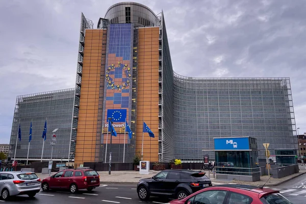 Samochody Jadące Pobliżu Siedziby Komisji Europejskiej Brukseli — Zdjęcie stockowe