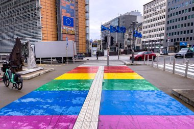 Avrupa Komisyonu 'nun Brüksel' deki karargahının önünde LGBT renkleriyle geçiş yapan yaya gökkuşağı renkli zebra işareti