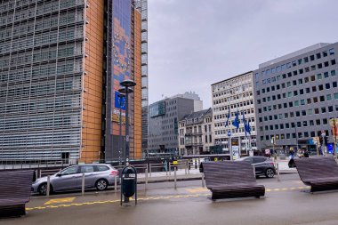 Avrupa Komisyonu 'nun Bruxelles' deki genel merkezinin yanına park edilmiş arabalar