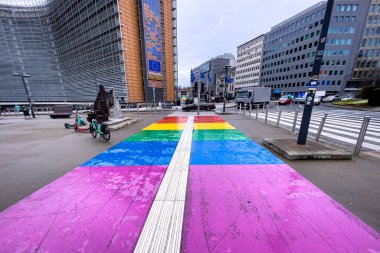 Avrupa Komisyonu 'nun Brüksel' deki karargahının önünde LGBT renkleriyle geçiş yapan yaya gökkuşağı renkli zebra işareti