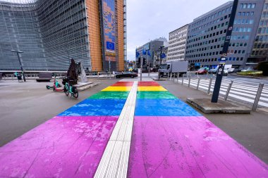 Avrupa Komisyonu 'nun Brüksel' deki karargahının önünde LGBT renkleriyle geçiş yapan yaya gökkuşağı renkli zebra işareti