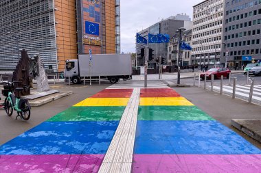 Avrupa Komisyonu 'nun Brüksel' deki karargahının önünde LGBT renkleriyle geçiş yapan yaya gökkuşağı renkli zebra işareti