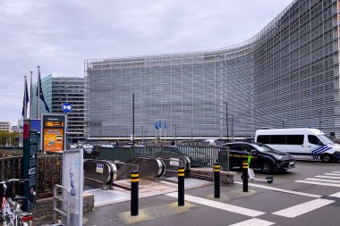 Avrupa Komisyonu 'nun Bruxelles' deki karargahının yakınındaki araçlar