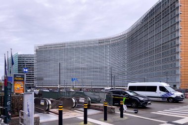Avrupa Komisyonu 'nun Bruxelles' deki karargahının yakınındaki araçlar