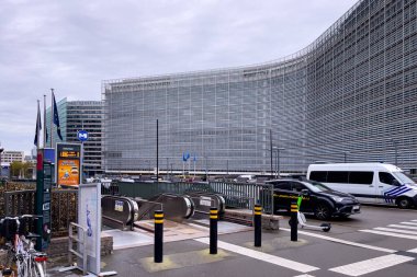 Avrupa Komisyonu 'nun Bruxelles' deki karargahının yakınındaki araçlar