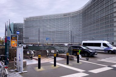 Avrupa Komisyonu 'nun Bruxelles' deki karargahının yakınındaki araçlar
