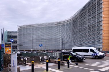 Avrupa Komisyonu 'nun Bruxelles' deki karargahının yakınındaki araçlar