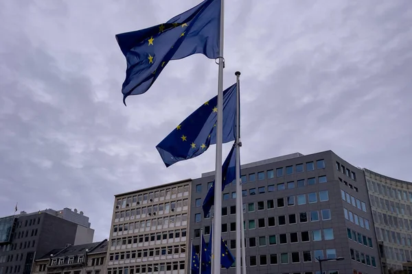 欧盟旗帜在户外飘扬 背后是乌云密布的天空 — 图库照片