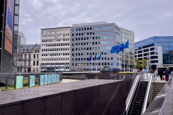 Bruxelles 'deki Schuman metro istasyonunun girişinde otomatik yürüyen merdiven.