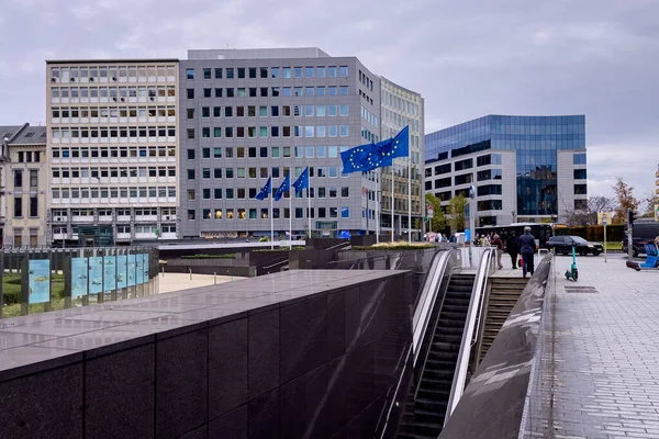 Bruxelles 'deki Schuman metro istasyonunun girişinde otomatik yürüyen merdiven.