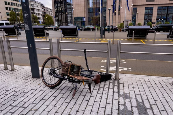 Πτώση Ποδήλατο Κλειδωμένο Στο Ράφι Ποδήλατο Στο Δρόμο — Φωτογραφία Αρχείου