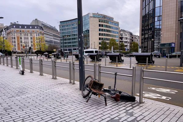 Umgestürztes Fahrrad Fahrradständer Auf Der Straße Verschlossen — Stockfoto