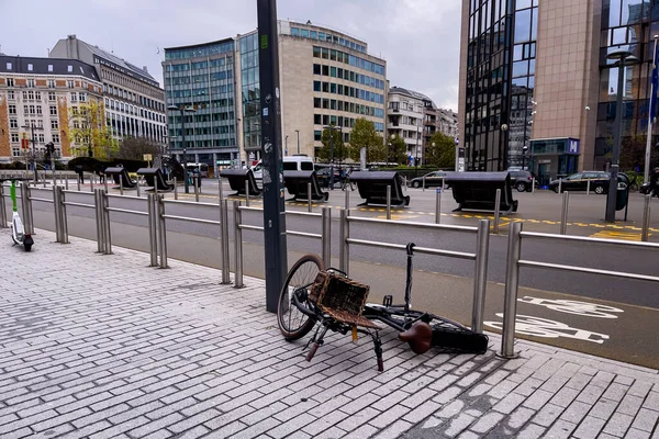 Umgestürztes Fahrrad Fahrradständer Auf Der Straße Verschlossen — Stockfoto