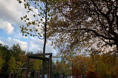 Molenbeek Saint-Jean parkı Brüksel 'de güneşli bir sonbahar gününde