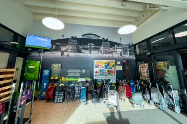 Bruxelles 'deki bir süpermarketin lobisinde tekerlekli bir grup alışveriş çantası.