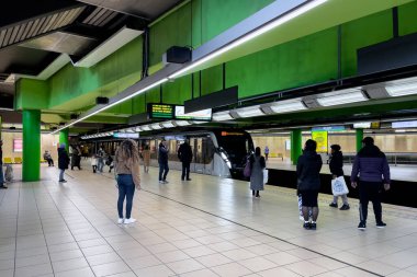 Yolcular Bruxelles metro istasyonunda metro bekliyor.