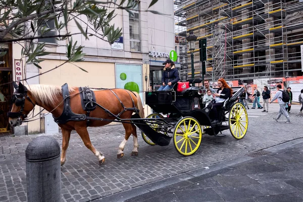 在布鲁塞尔街道上乘坐马车兜风的游客 — 图库照片