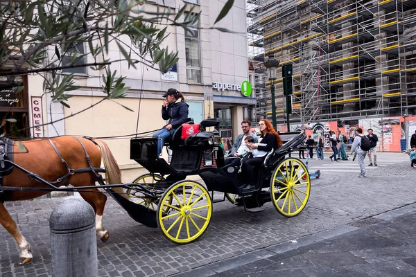 ブリュッセル市内の馬車に乗る観光客 — ストック写真