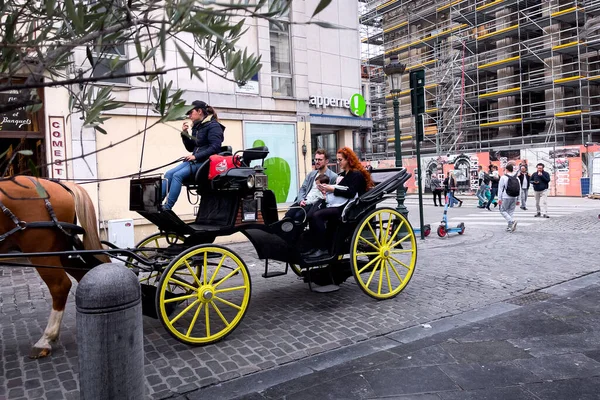 Tourists Taking Ride Horse Drawn Carriage Streets Brussels — Stock Photo, Image