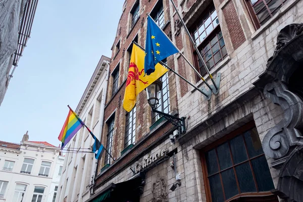 Bandiera Arcobaleno Lgbt Appesa Fuori Edificio Vicino Alla Grand Place — Foto Stock