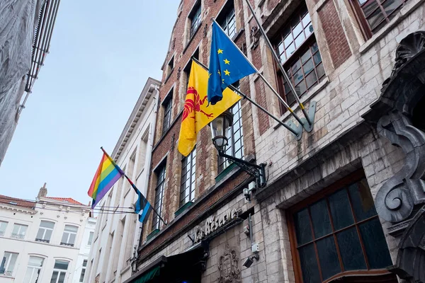 Bandiera Arcobaleno Lgbt Appesa Fuori Edificio Vicino Alla Grand Place — Foto Stock