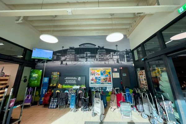 Sekelompok Tas Belanja Dengan Roda Lobi Supermarket Bruxelles — Stok Foto