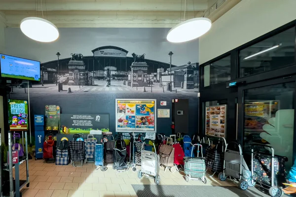 Sekelompok Tas Belanja Dengan Roda Lobi Supermarket Bruxelles — Stok Foto