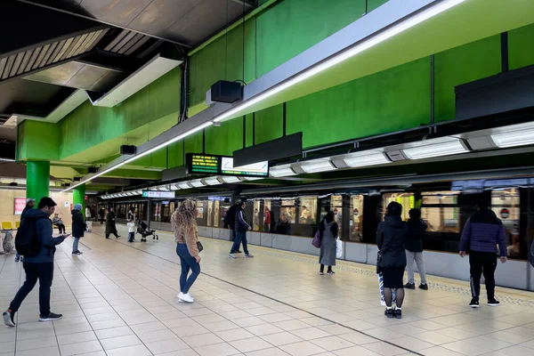 Cestující Čekají Metro Uvnitř Stanice Metra Bruselu — Stock fotografie