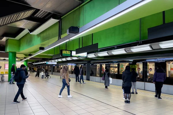 Cestující Čekají Metro Uvnitř Stanice Metra Bruselu — Stock fotografie