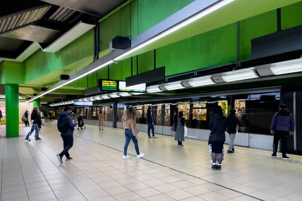 Cestující Čekají Metro Uvnitř Stanice Metra Bruselu — Stock fotografie