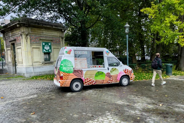 公园里的冰激凌卡车 — 图库照片
