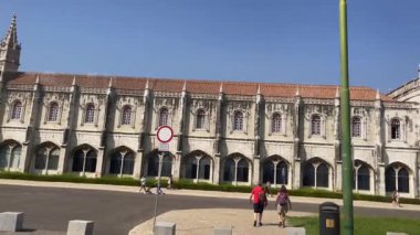 Lizbon 'daki Hieronymites Manastırı' nın önünden geçen hareket halindeki bir tramvayın yan penceresinden görüntüyü al.