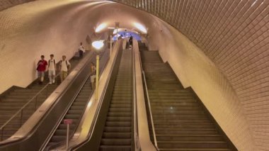 Lizbon 'da bir metro istasyonunda yürüyen merdivenleri kullanan insanlar.