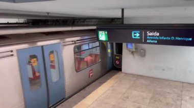 Lizbon metro istasyonundan kalkan metro treni.