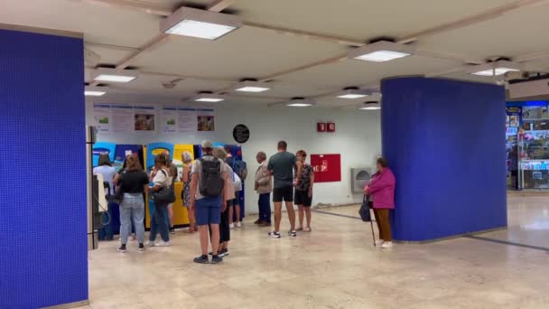 Grupa Pasażerów Czeka Przed Automatami Sprzedaży Biletów Metro Lizbonie — Wideo stockowe