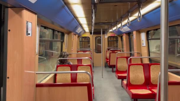 Eine Frau Sitzt Allein Einem Leeren Bahn Zug Bahnhof — Stockvideo