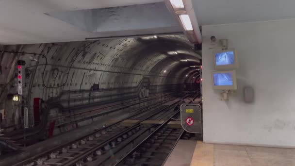 Lege Tunnel Een Metrostation Lissabon — Stockvideo