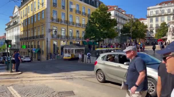 Luis Camoes Tér Mellett Haladó Retro Villamos Lisszabonban — Stock videók