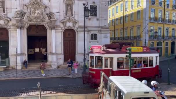 Eléctrico Retrô Passando Pela Praça Luis Camoes Lisboa — Vídeo de Stock